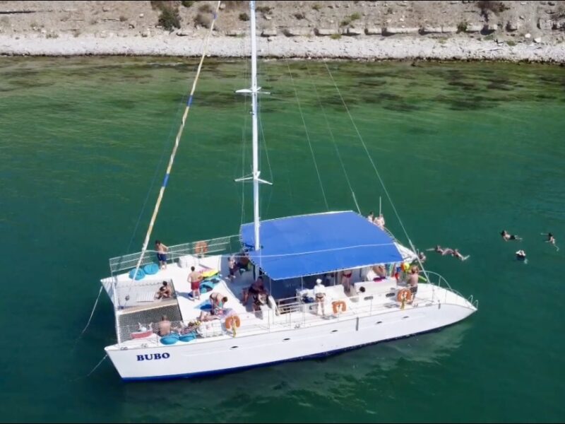 ⛵ Exkluzivní odpoledne na katamaránu s Valentinem: Češi a Slováci na palubě!